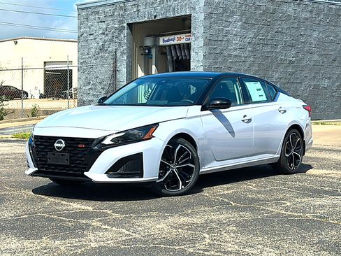 New 2026 Nissan Altima 2.5 SR w/ SR Premium Package FWD image 2