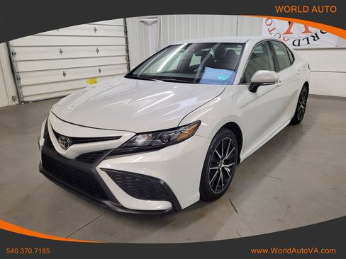 Used 2022 Toyota Camry SE image 1