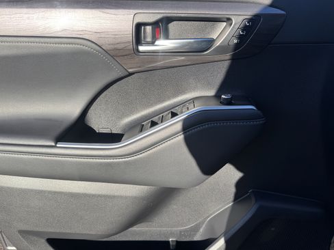 Used 2022 Toyota Highlander Limited image 9