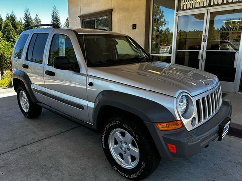 Used 2005 Jeep Liberty Sport AWD/4WD image 9
