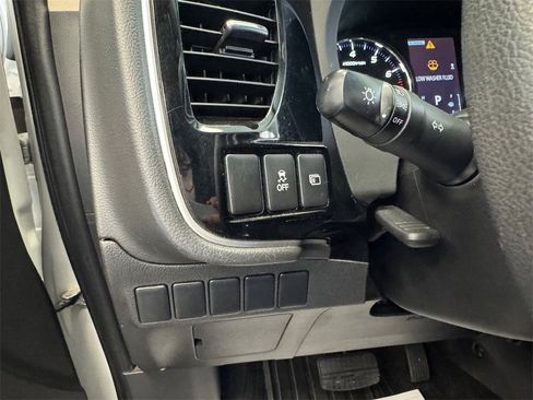 Used 2020 Mitsubishi Outlander ES image 29