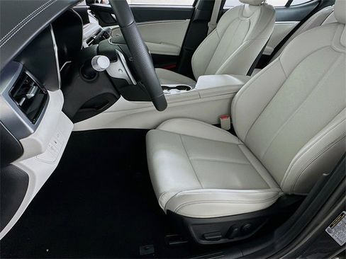New 2025 Genesis G70 2.5T image 9