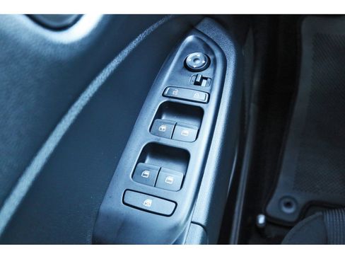 Certified 2025 Hyundai Venue SE image 21