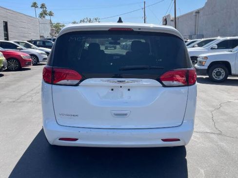 Used 2022 Chrysler Voyager LX FWD image 4