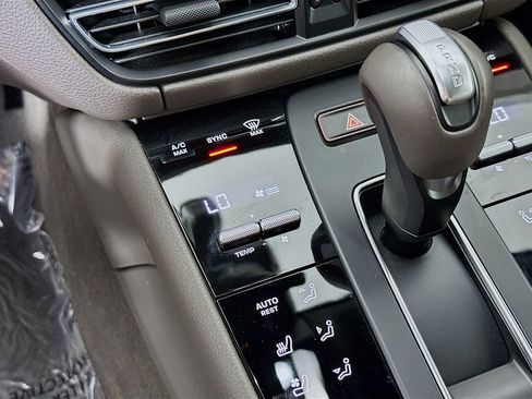 Certified 2025 Porsche Macan AWD/4WD image 18