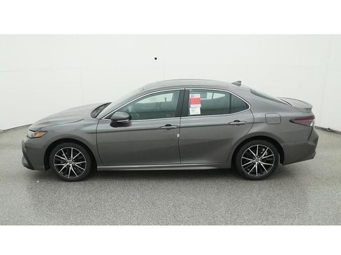 Used 2023 Toyota Camry SE image 4
