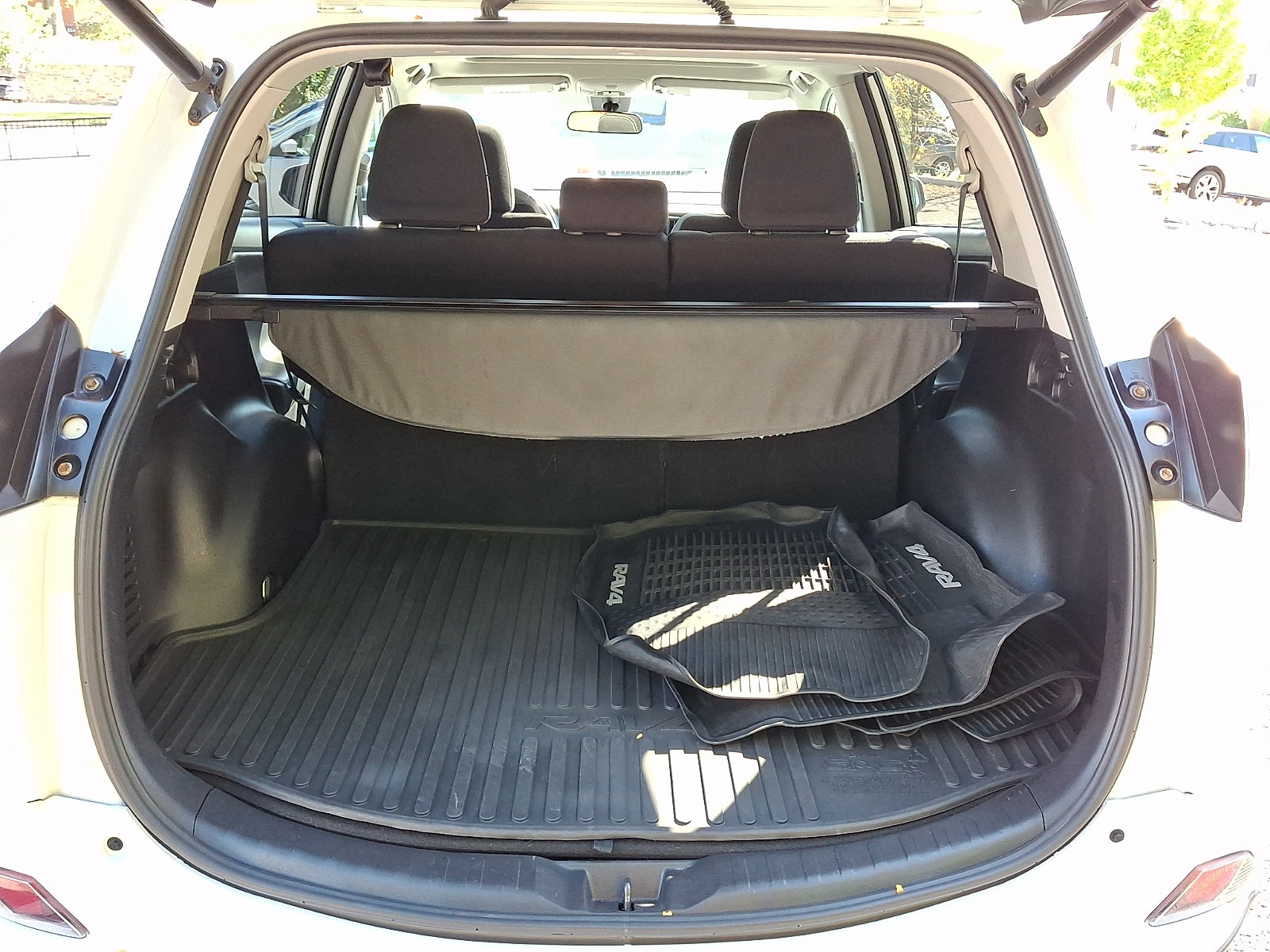 Used 2018 Toyota RAV4 XLE AWD/4WD image 28