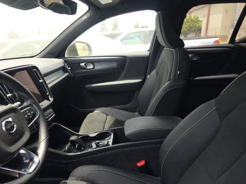 Used 2025 Volvo XC40 B5 Plus AWD/4WD image 4