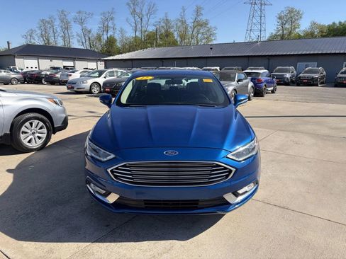 Used 2017 Ford Fusion SE w/ Fusion SE Technology Package FWD image 2