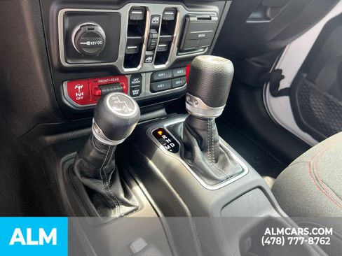 Used 2025 Jeep Wrangler Unlimited Rubicon AWD/4WD image 36
