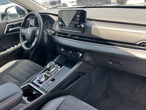 Used 2024 Mitsubishi Outlander FWD image 15