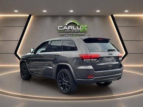 Used 2018 Jeep Grand Cherokee Altitude RWD image 3