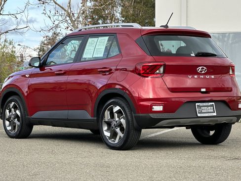 Used 2024 Hyundai Venue SEL image 6