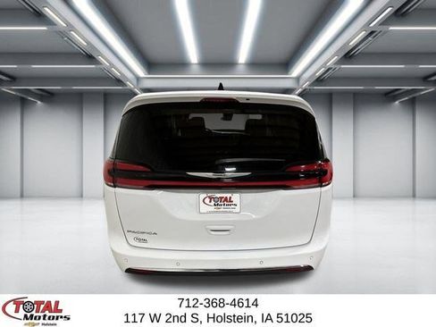 Used 2024 Chrysler Pacifica Touring-L image 6