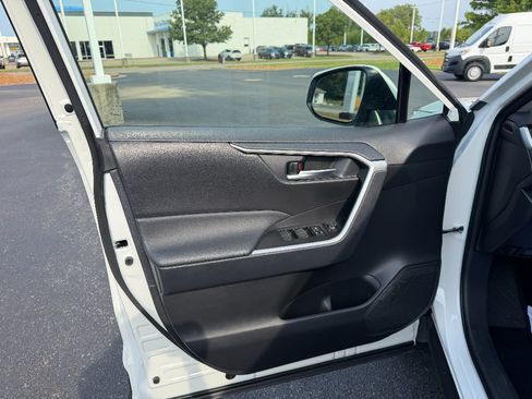 Used 2025 Toyota RAV4 XLE FWD image 29