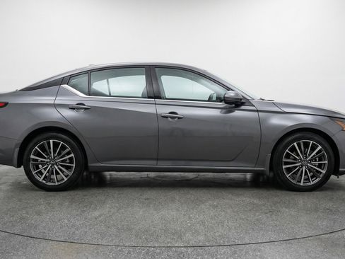 Used 2025 Nissan Altima 2.5 SV image 11