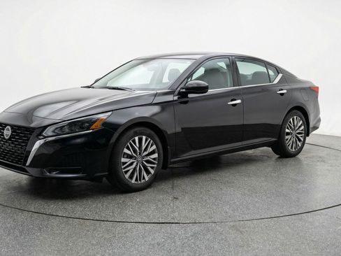 Used 2025 Nissan Altima 2.5 SV FWD image 3