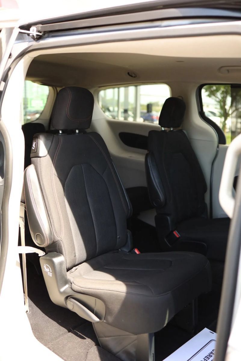Used 2020 Chrysler Pacifica Touring w/ Advanced Safetytec Group FWD image 39