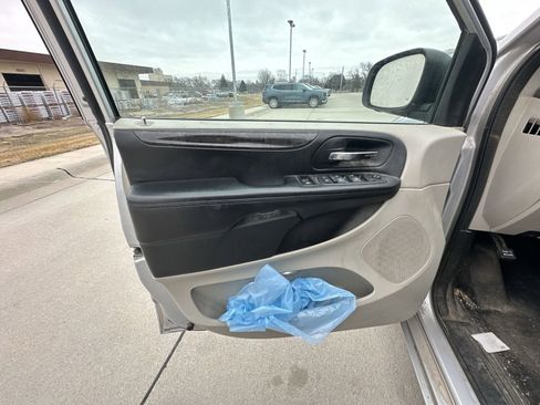 Used 2012 Dodge Grand Caravan SXT image 18