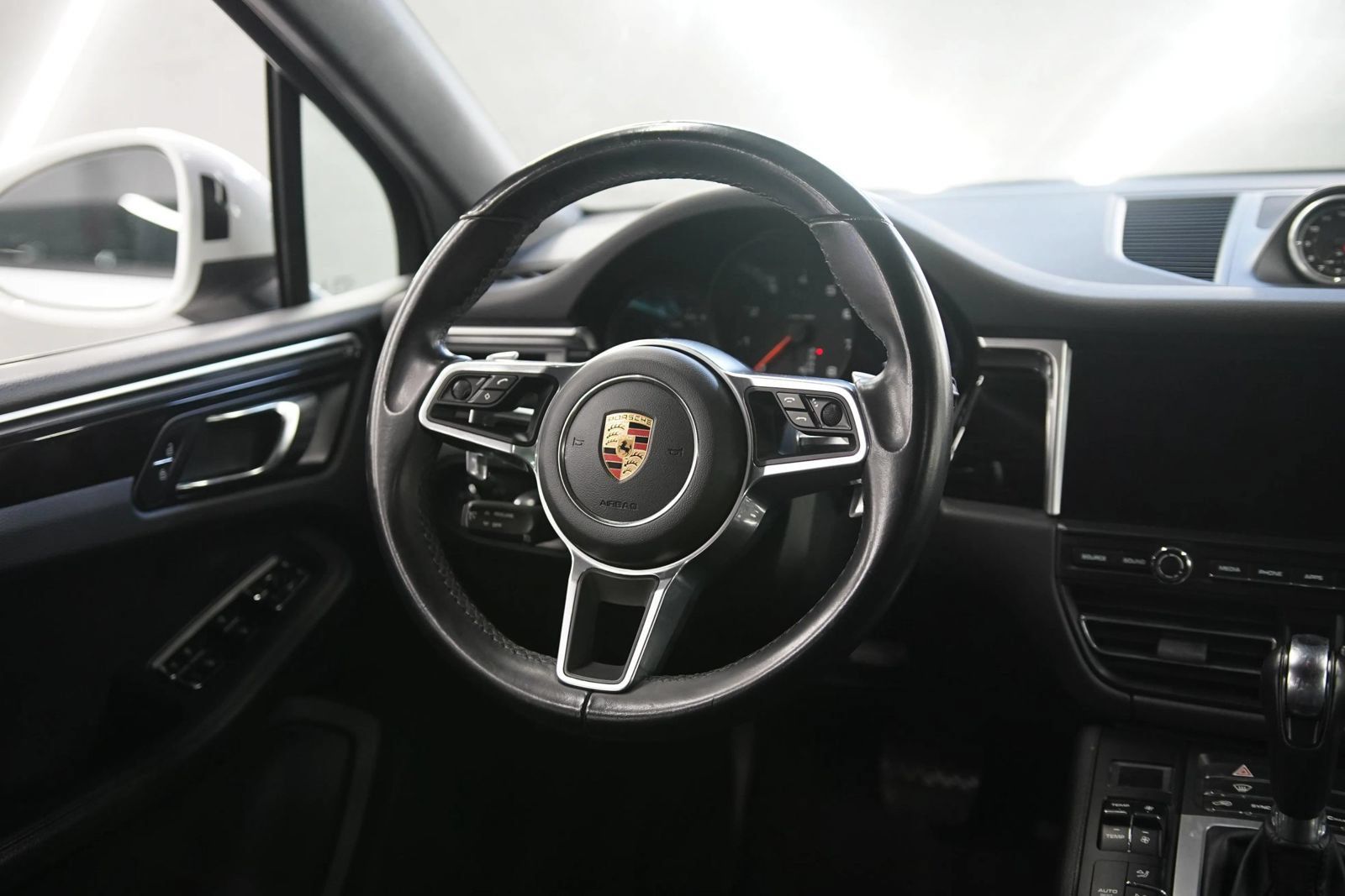 Used 2019 Porsche Macan AWD/4WD image 25