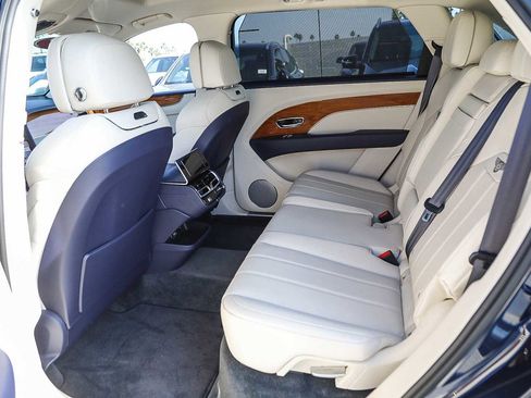 Used 2023 Bentley Bentayga Extended Wheelbase image 18