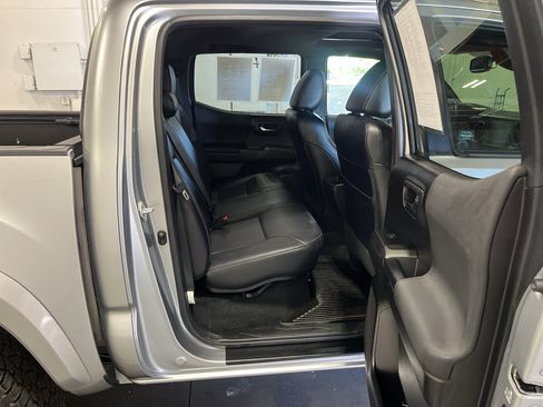 Used 2022 Toyota Tacoma TRD Sport w/ TRD Premium Sport Package AWD/4WD image 16