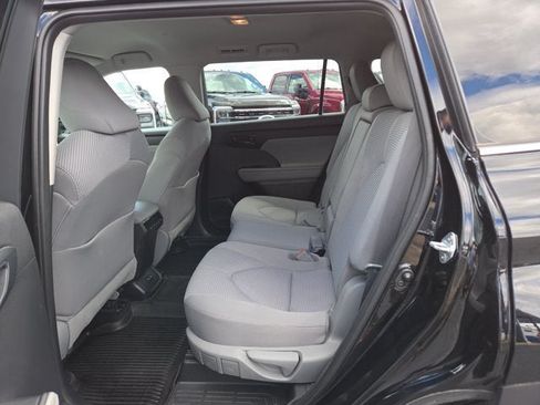 Used 2021 Toyota Highlander LE AWD/4WD image 11