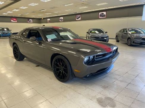 Used 2014 Dodge Challenger SXT RWD image 3