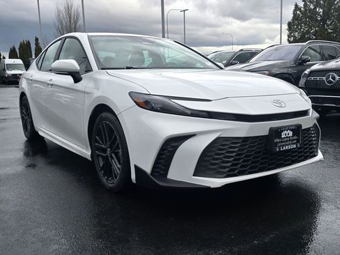 Used 2025 Toyota Camry SE image 8