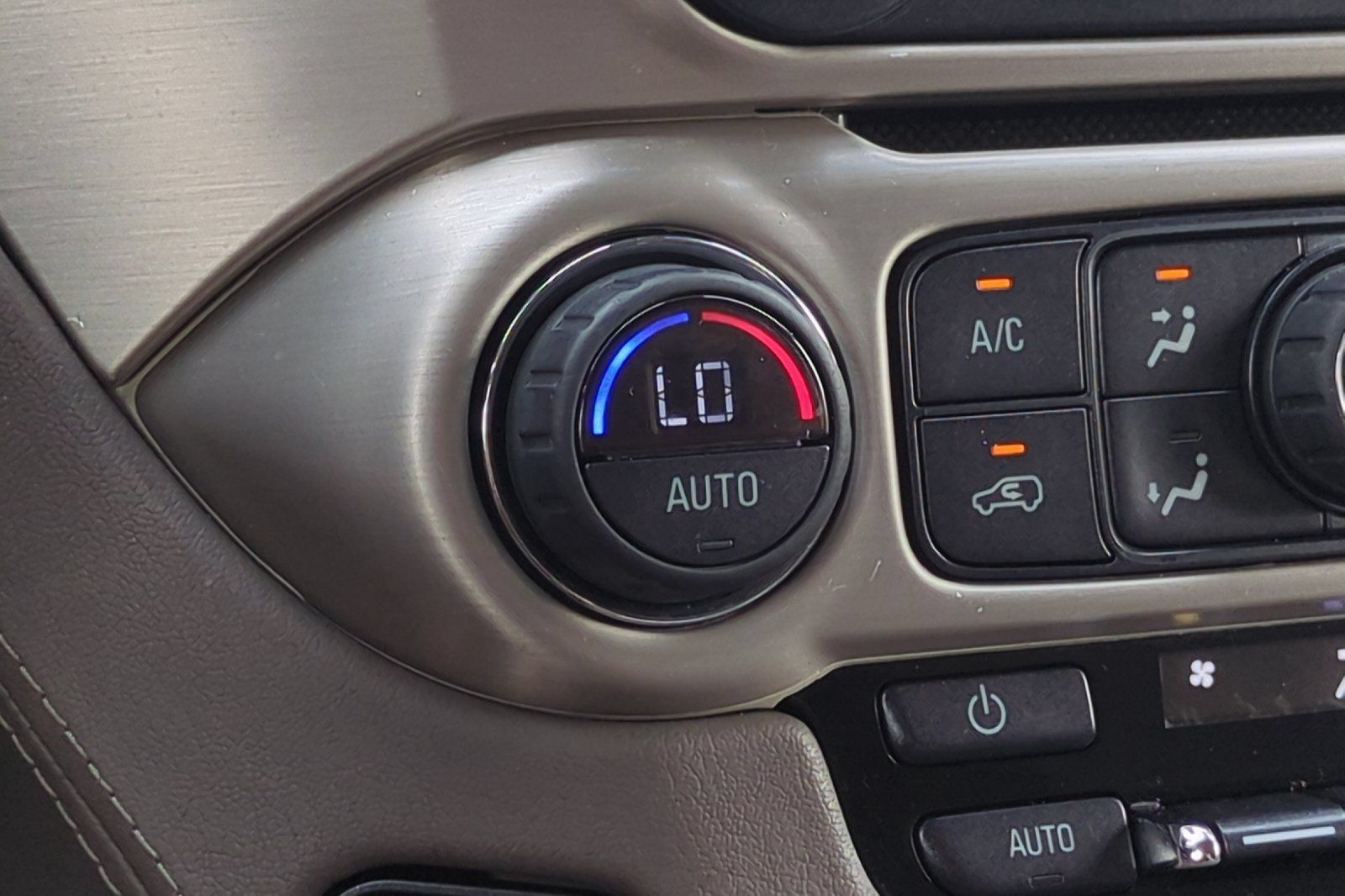 Used 2015 GMC Yukon Denali w/ Premium Package AWD/4WD image 28