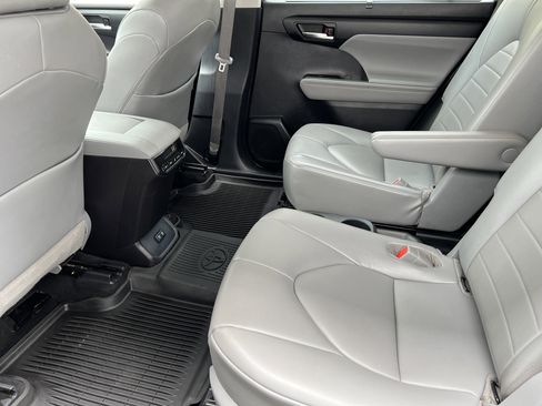 Used 2021 Toyota Highlander XLE image 17