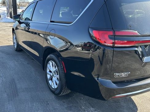 Used 2025 Chrysler Pacifica Select image 4