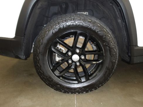 Used 2024 Jeep Grand Cherokee L Laredo AWD/4WD image 21