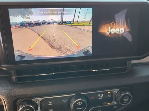 Used 2025 Jeep Gladiator Sport AWD/4WD image 17