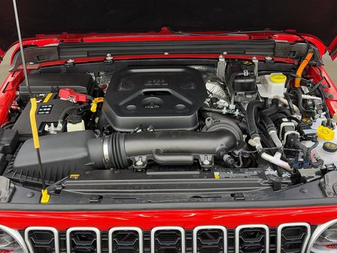 Used 2025 Jeep Wrangler Unlimited Sahara w/ Safety Group AWD/4WD image 18