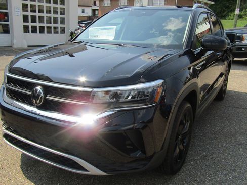 New 2024 Volkswagen Taos SE image 4
