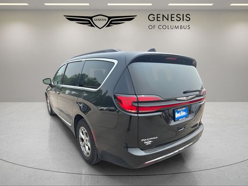 Used 2023 Chrysler Pacifica Limited FWD image 3