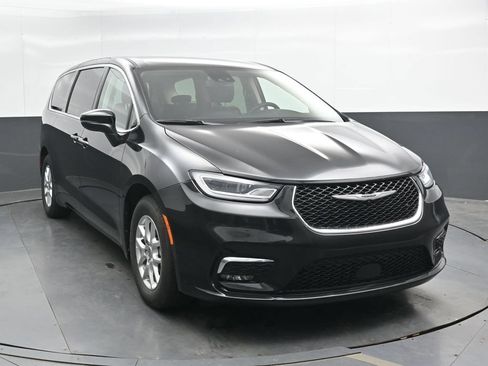 Used 2023 Chrysler Pacifica Touring-L FWD image 4