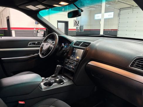 Used 2017 Ford Explorer XLT w/ Equipment Group 201A image 33