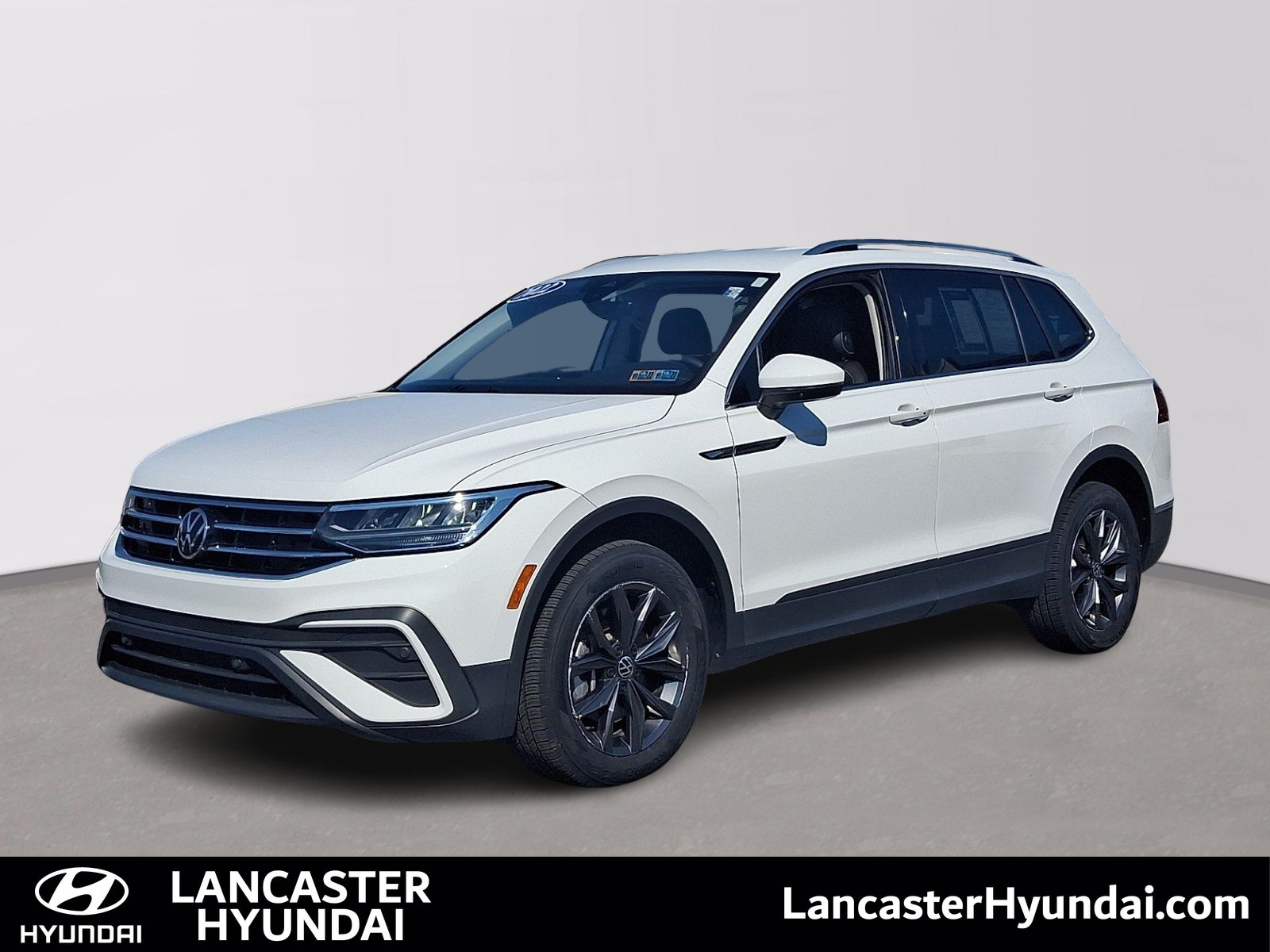 Used 2022 Volkswagen Tiguan SE FWD image 1
