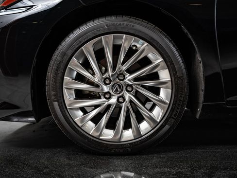 Certified 2020 Lexus ES 300h Ultra Luxury w/ Accessory Package FWD image 13