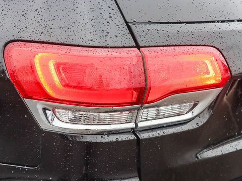 Used 2019 Jeep Grand Cherokee Laredo w/ Laredo X Package image 8