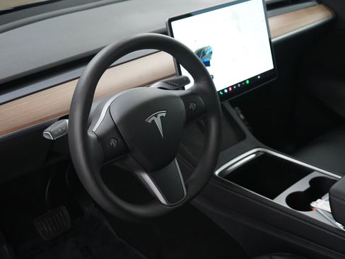 Used 2022 Tesla Model Y Long Range image 18