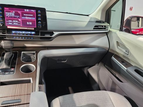 Used 2024 Toyota Sienna LE image 11