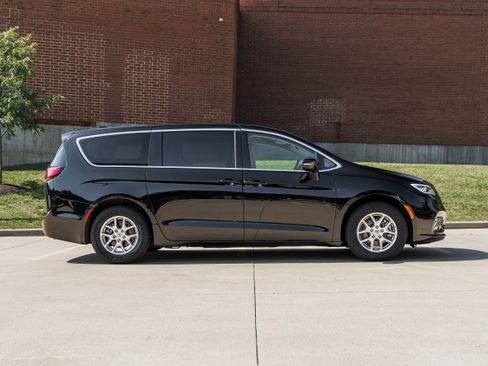 Used 2024 Chrysler Pacifica Touring-L FWD image 3