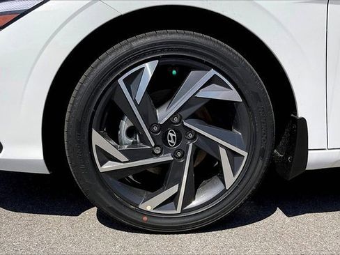 New 2025 Hyundai Elantra SEL image 5
