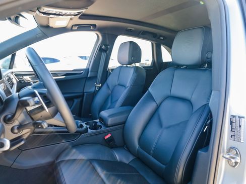 Certified 2025 Porsche Macan image 5