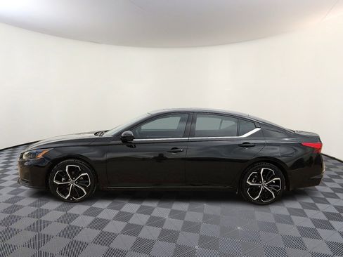 Used 2023 Nissan Altima 2.5 SR w/ SR Premium Package image 2