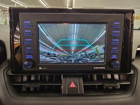 Used 2021 Toyota RAV4 LE AWD/4WD image 16