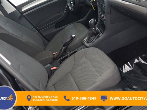 Used 2017 Volkswagen Golf S image 8